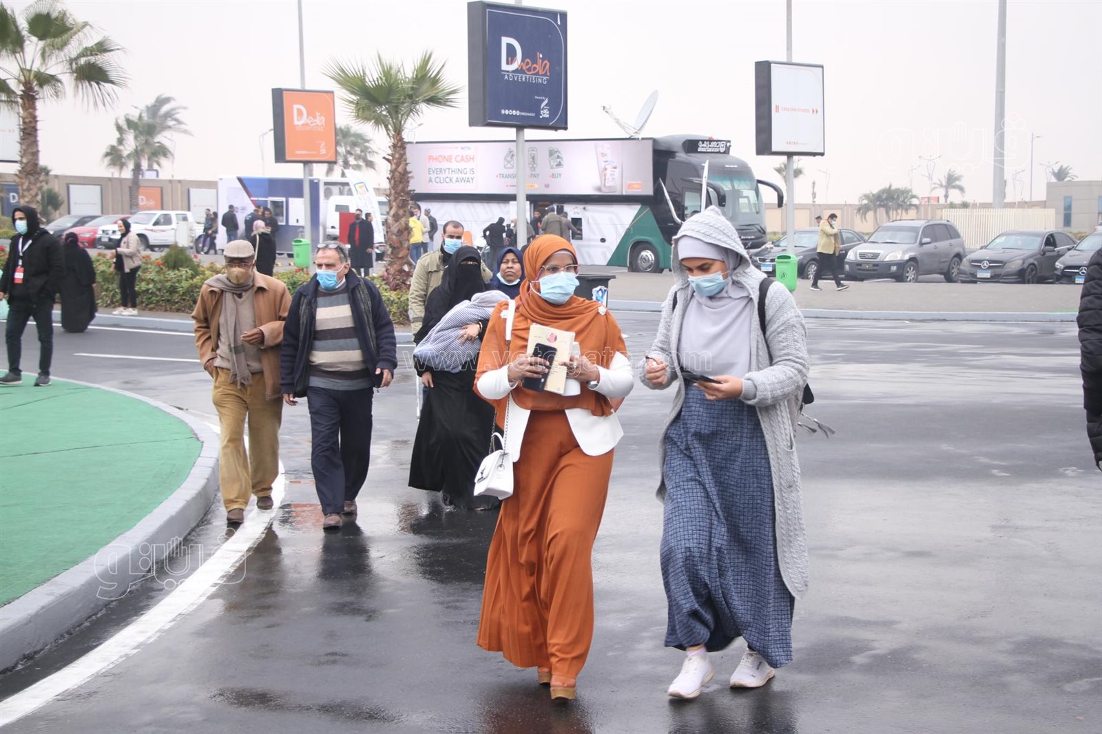 توافد الزوار على معرض الكتاب رغم موجة الطقس السيئ (5)