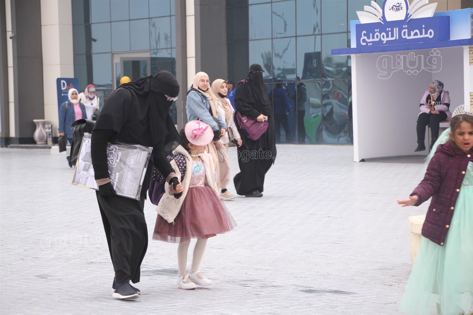 توافد الزوار على معرض الكتاب رغم موجة الطقس السيئ (16)