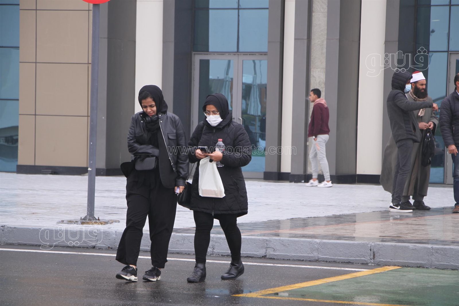 توافد الزوار على معرض الكتاب رغم موجة الطقس السيئ (17)