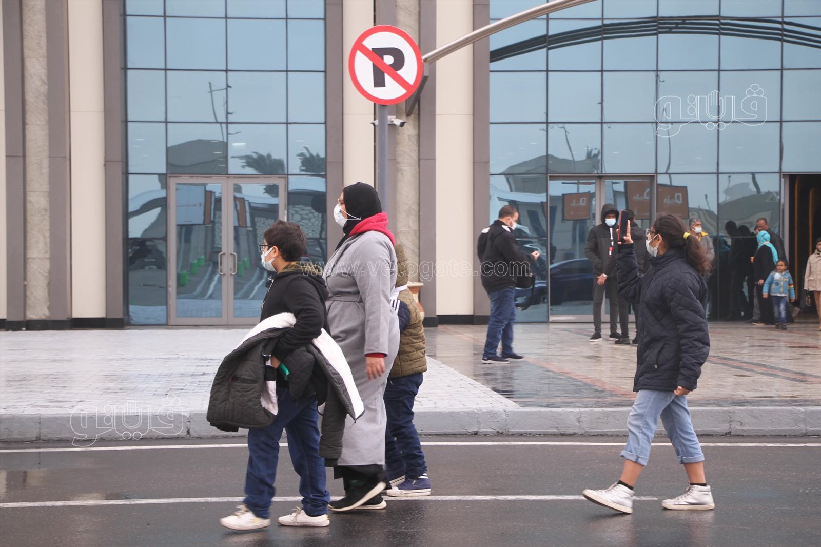 توافد الزوار على معرض الكتاب رغم موجة الطقس السيئ (7)