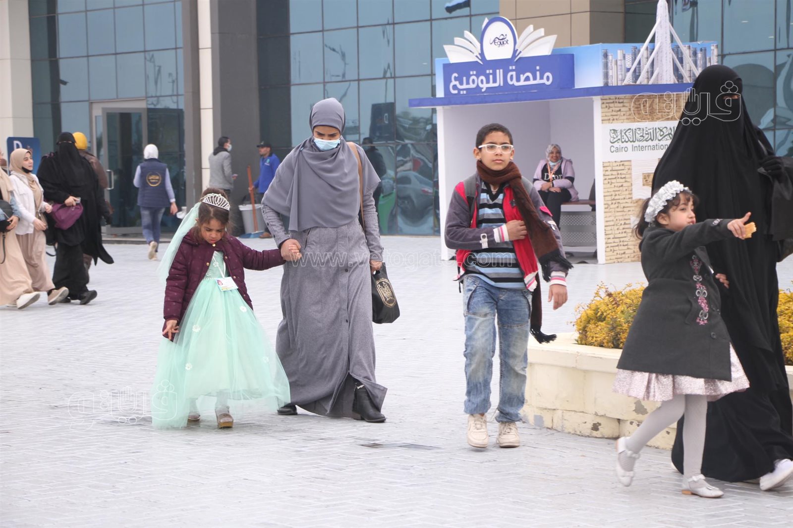 توافد الزوار على معرض الكتاب رغم موجة الطقس السيئ (3)