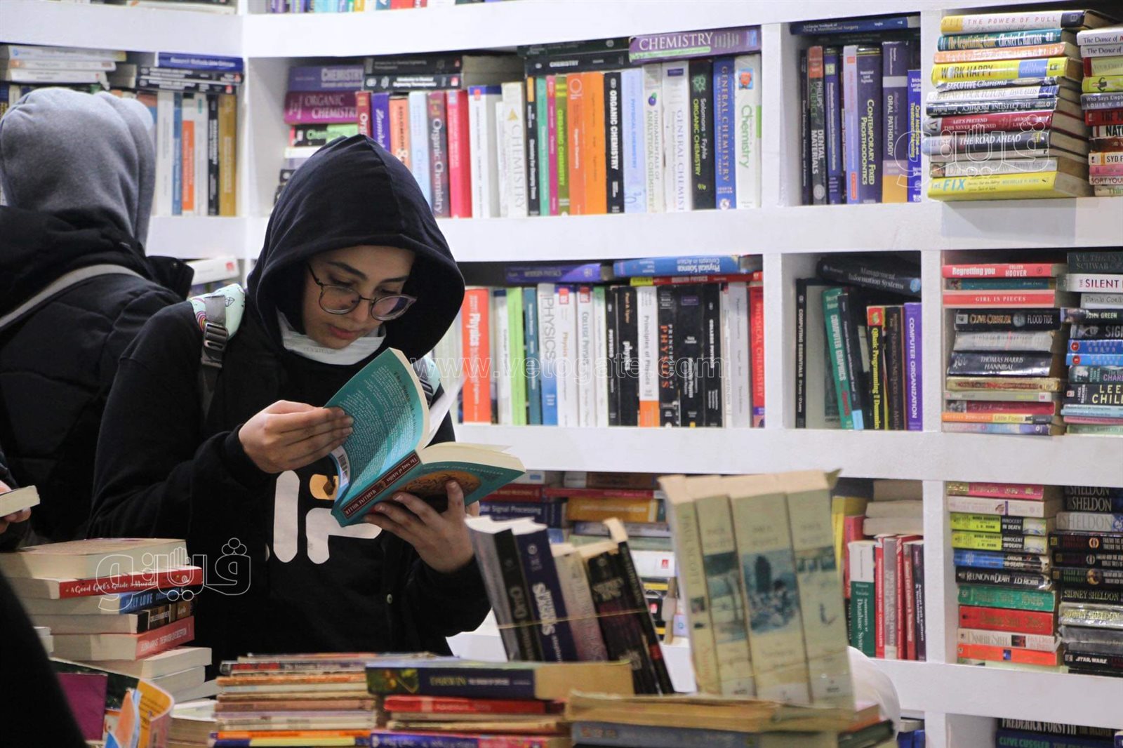 تزايد إقبال رواد معرض الكتاب بعد موجة الطقس السيئ في خامس أيامه (2)