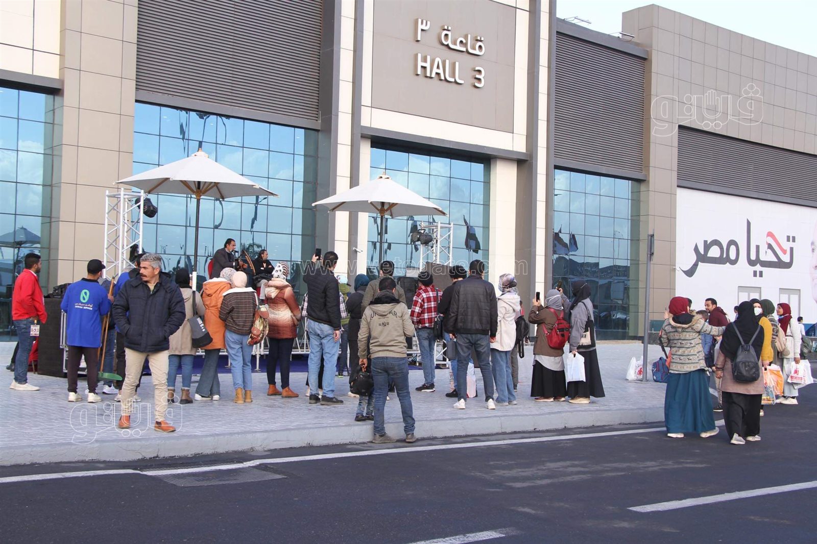 تزايد إقبال رواد معرض الكتاب بعد موجة الطقس السيئ في خامس أيامه (3)