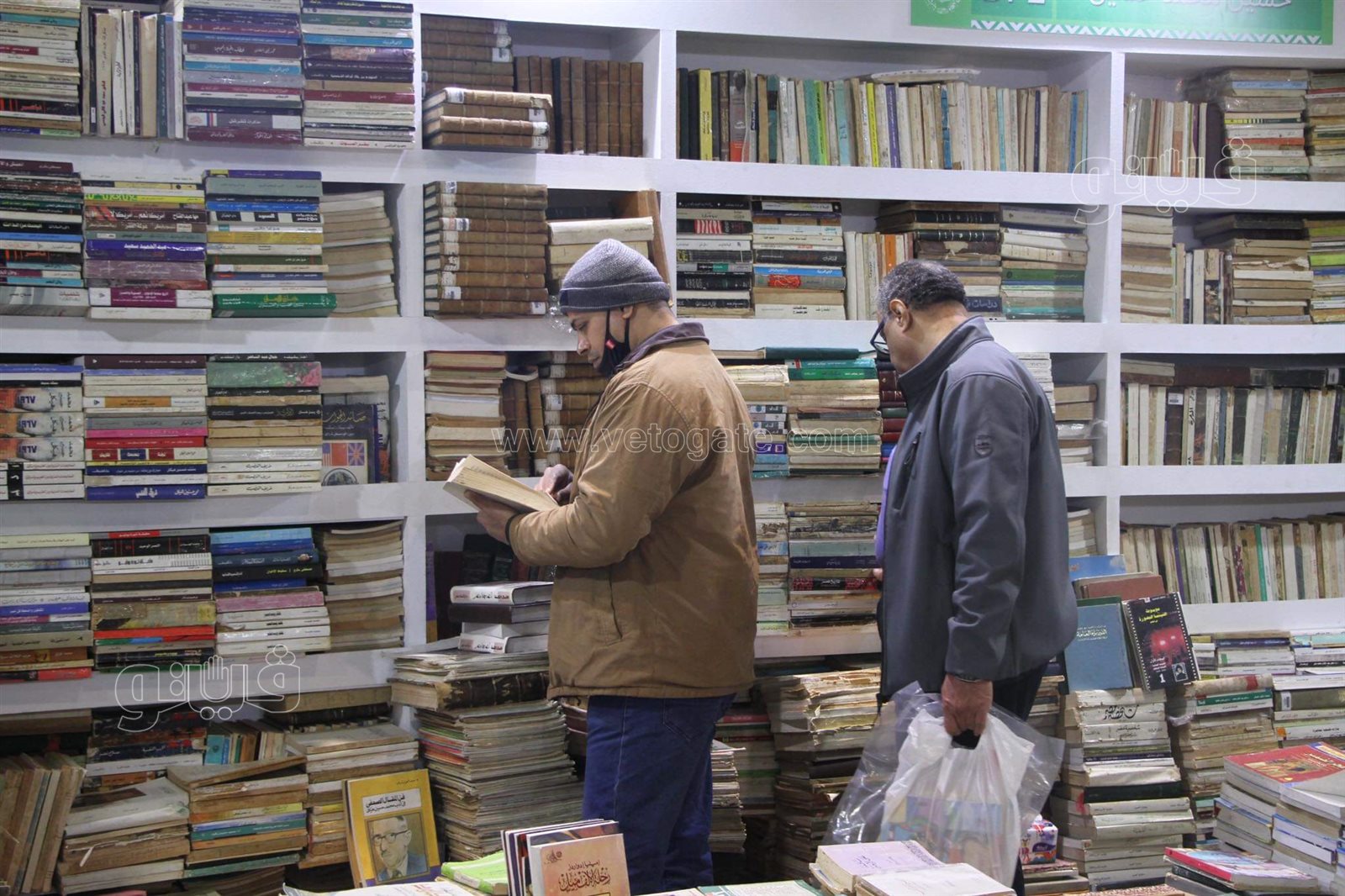 تزايد إقبال رواد معرض الكتاب بعد موجة الطقس السيئ في خامس أيامه (6)