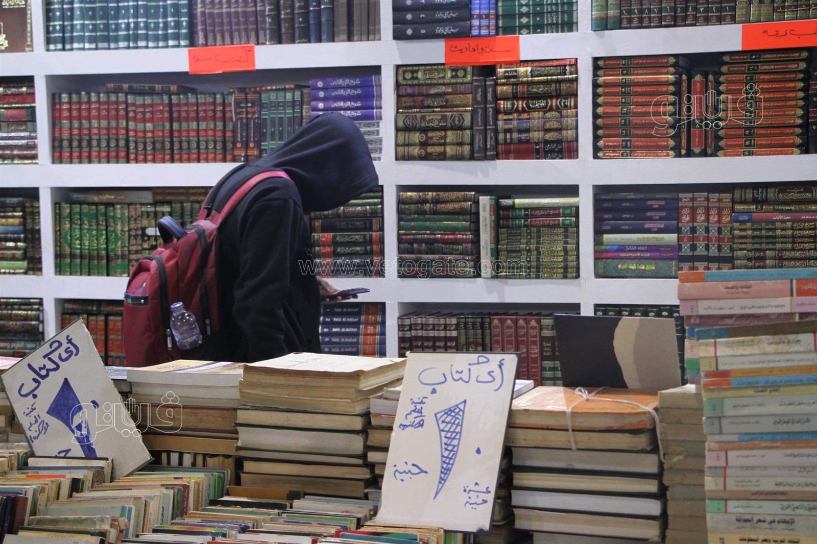 تزايد إقبال رواد معرض الكتاب بعد موجة الطقس السيئ في خامس أيامه (7)