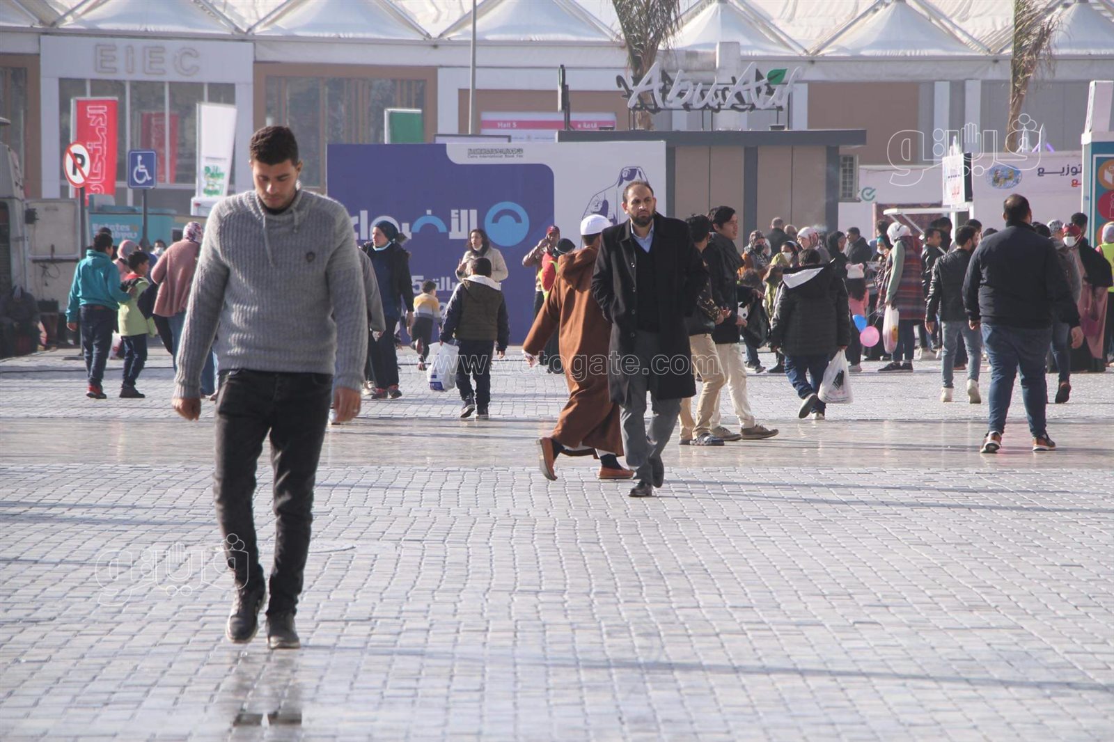 تزايد إقبال رواد معرض الكتاب بعد موجة الطقس السيئ في خامس أيامه (9)