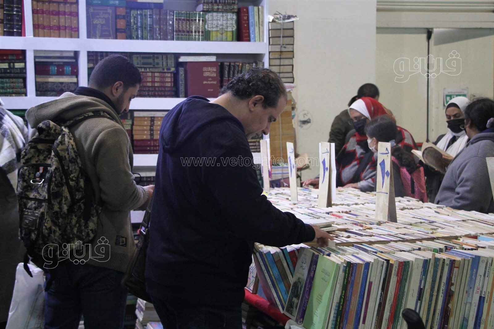 تزايد إقبال رواد معرض الكتاب بعد موجة الطقس السيئ في خامس أيامه (10)