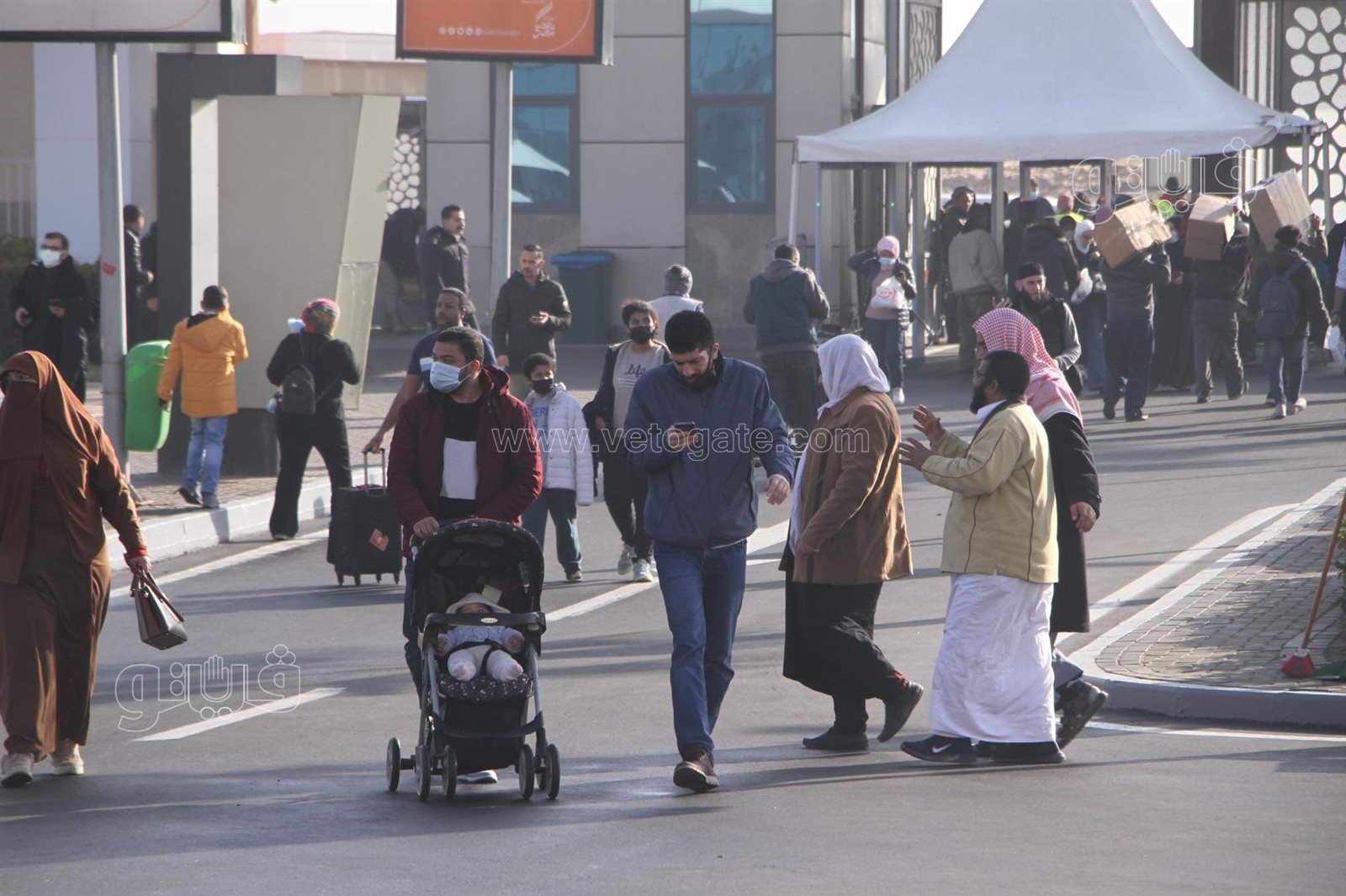 تزايد إقبال رواد معرض الكتاب بعد موجة الطقس السيئ في خامس أيامه (11)