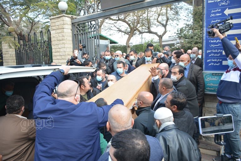 حزن وبكاء أسرة اللواء محمد عبدالسلام المحجوب خلال تشييع جثمانه من مسجد آل رشدان (8)