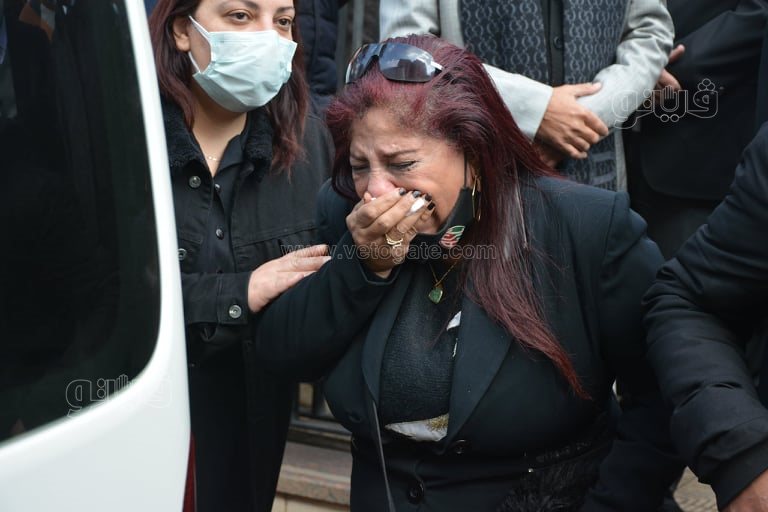 حزن وبكاء أسرة اللواء محمد عبدالسلام المحجوب خلال تشييع جثمانه من مسجد آل رشدان (11)