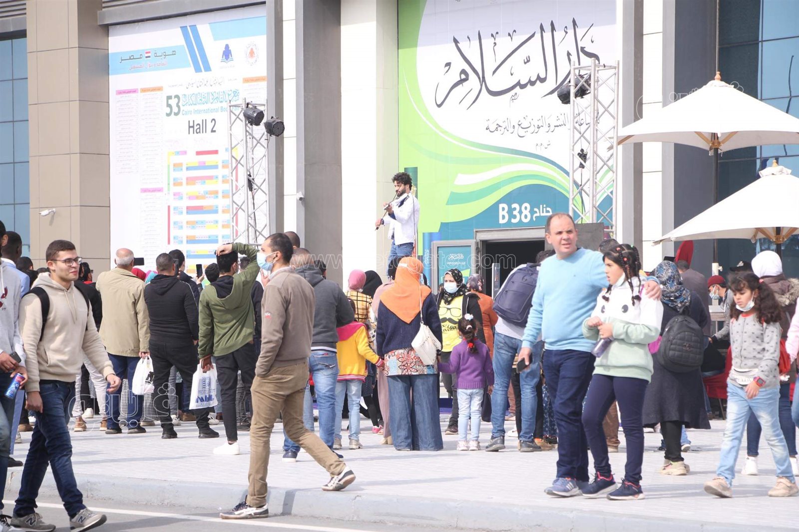 31 ألف زائر في أول ساعات اليوم السابع لمعرض الكتاب (1)
