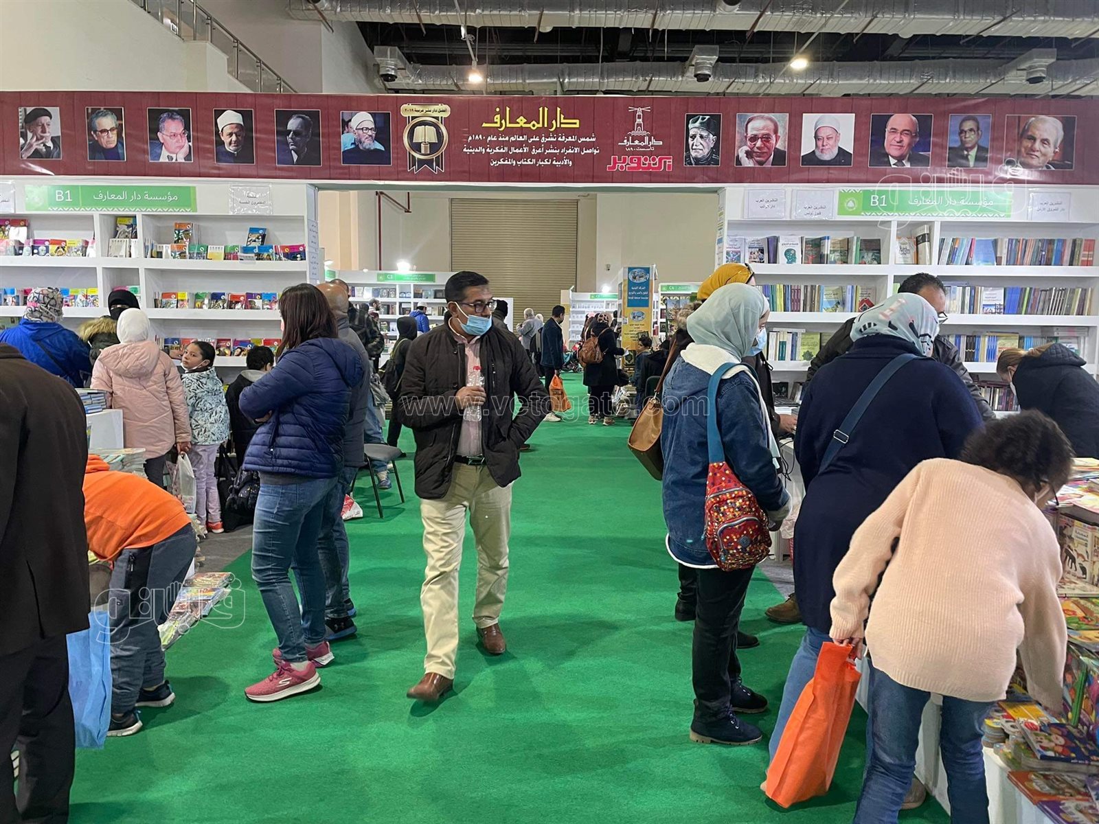 يوميات العقاد وحكايات الحكيم ويوسف السباعي بجناح دار المعارف في معرض الكتاب (4)