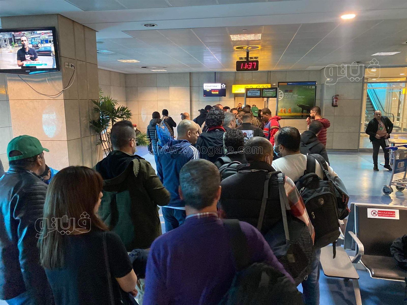 احتشاد الجماهير بمطار القاهرة للسفر إلى الكاميرون لدعم منتخب مصر (5)