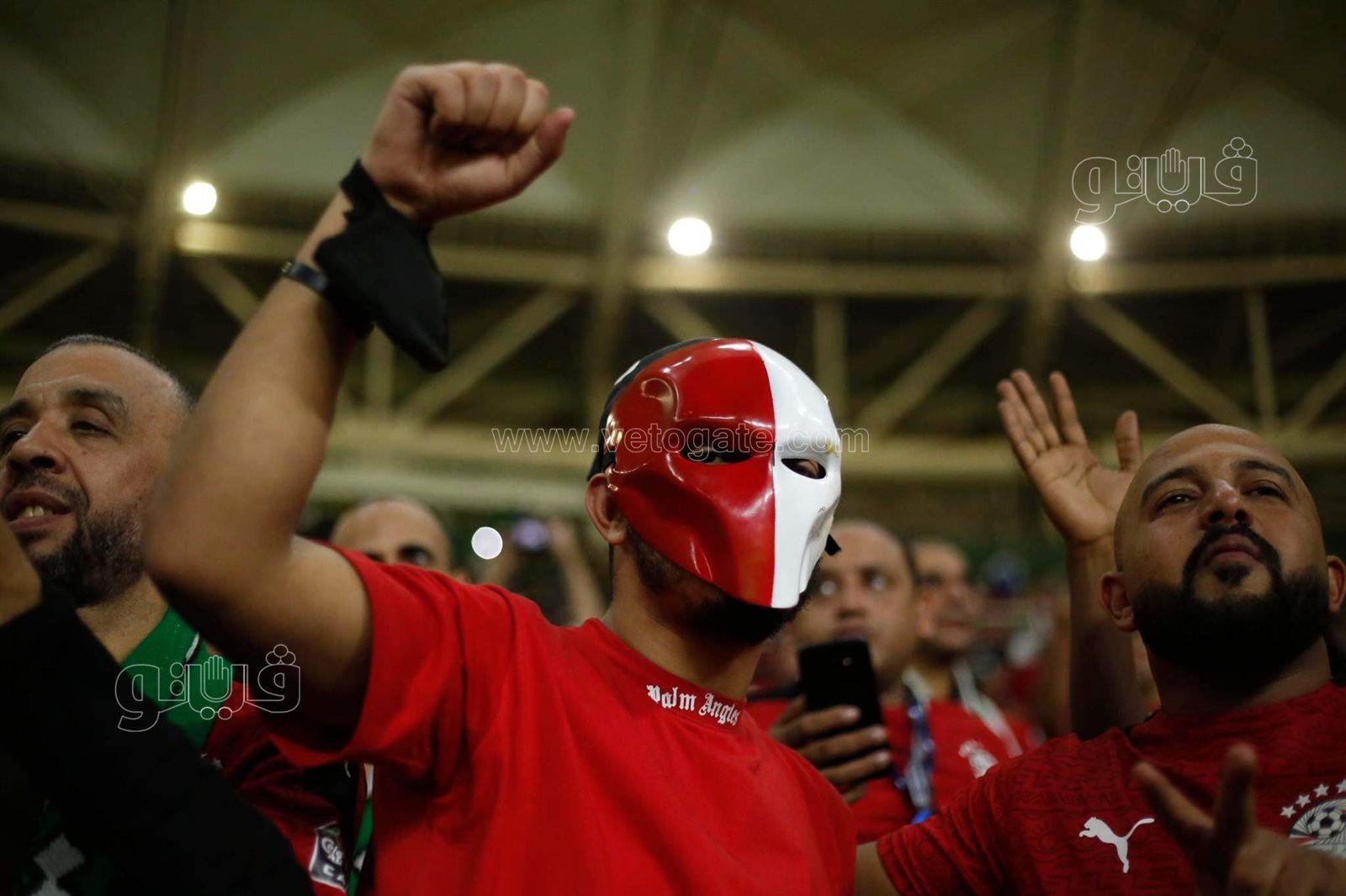 مصريون يشجعون المنتخب بالكاميرون (2)