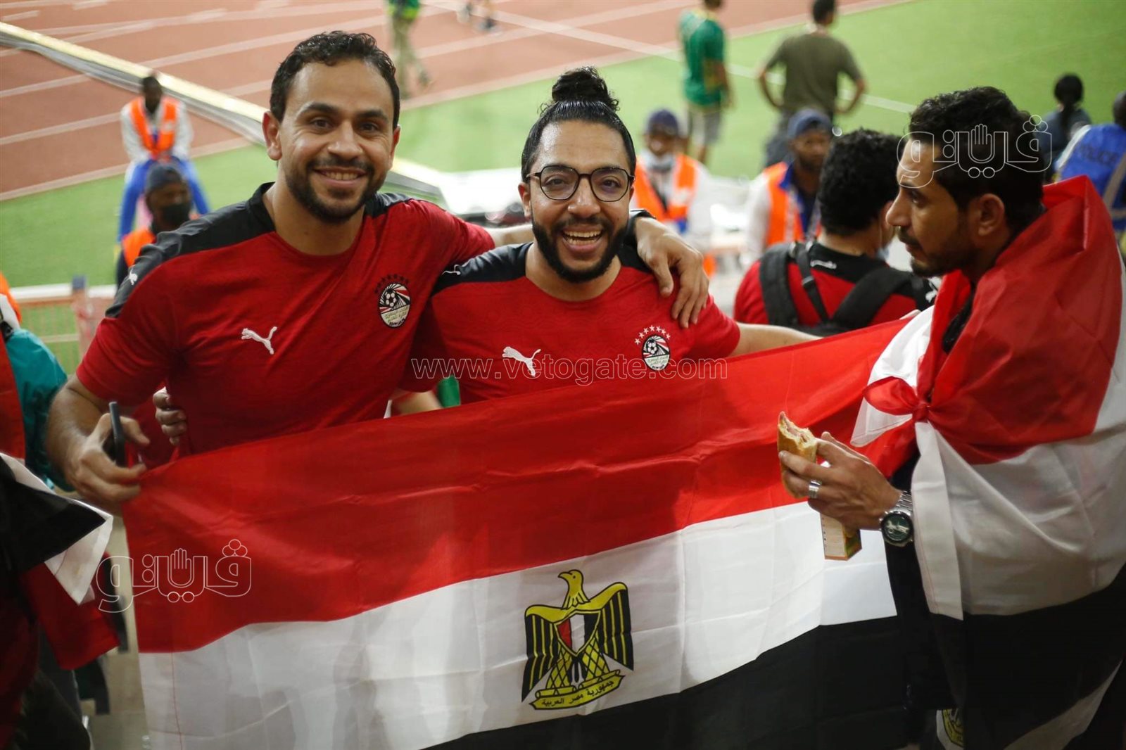 مصريون يشجعون المنتخب بالكاميرون (8)