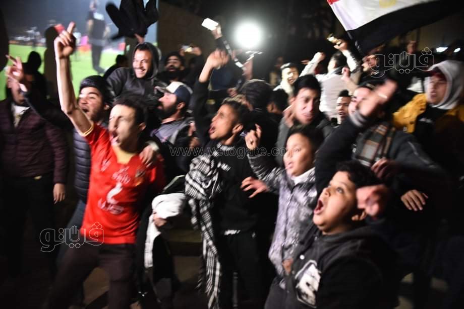 فرحة جنونية للجمهور المصري بمركز شباب الجزيرة بعد الفوز على الكاميرون (2)