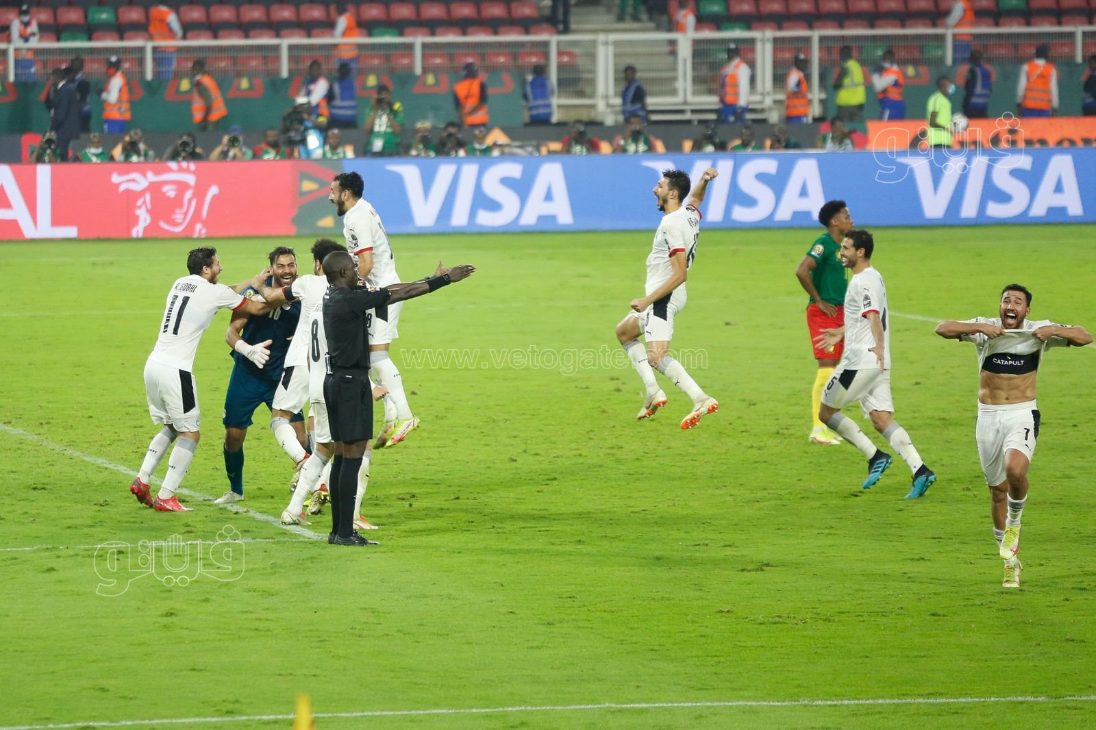 احتفال محمد صلاح ولاعبي منتخب مصر بالتأهل لنهائي أفريقيا (4)