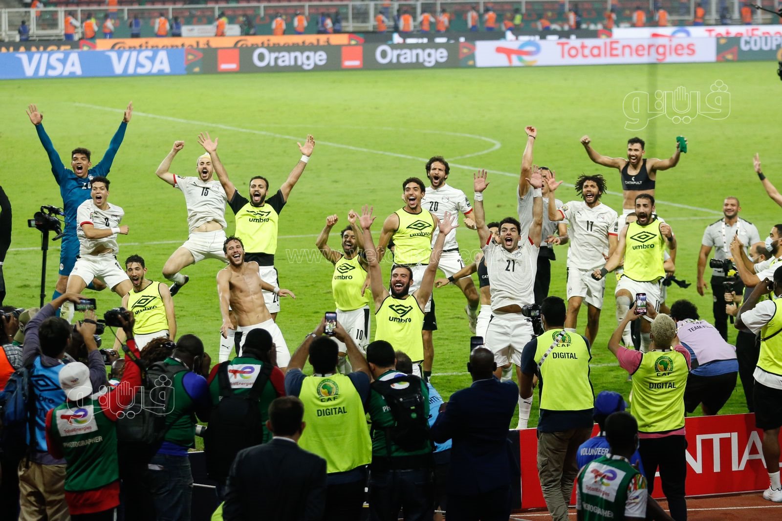 احتفال محمد صلاح ولاعبي منتخب مصر بالتأهل لنهائي أفريقيا (10)