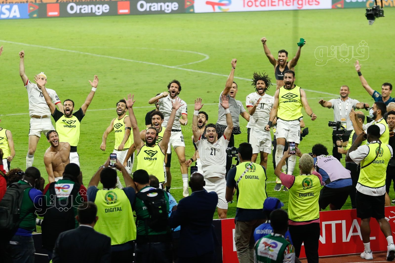 احتفال محمد صلاح ولاعبي منتخب مصر بالتأهل لنهائي أفريقيا (2)