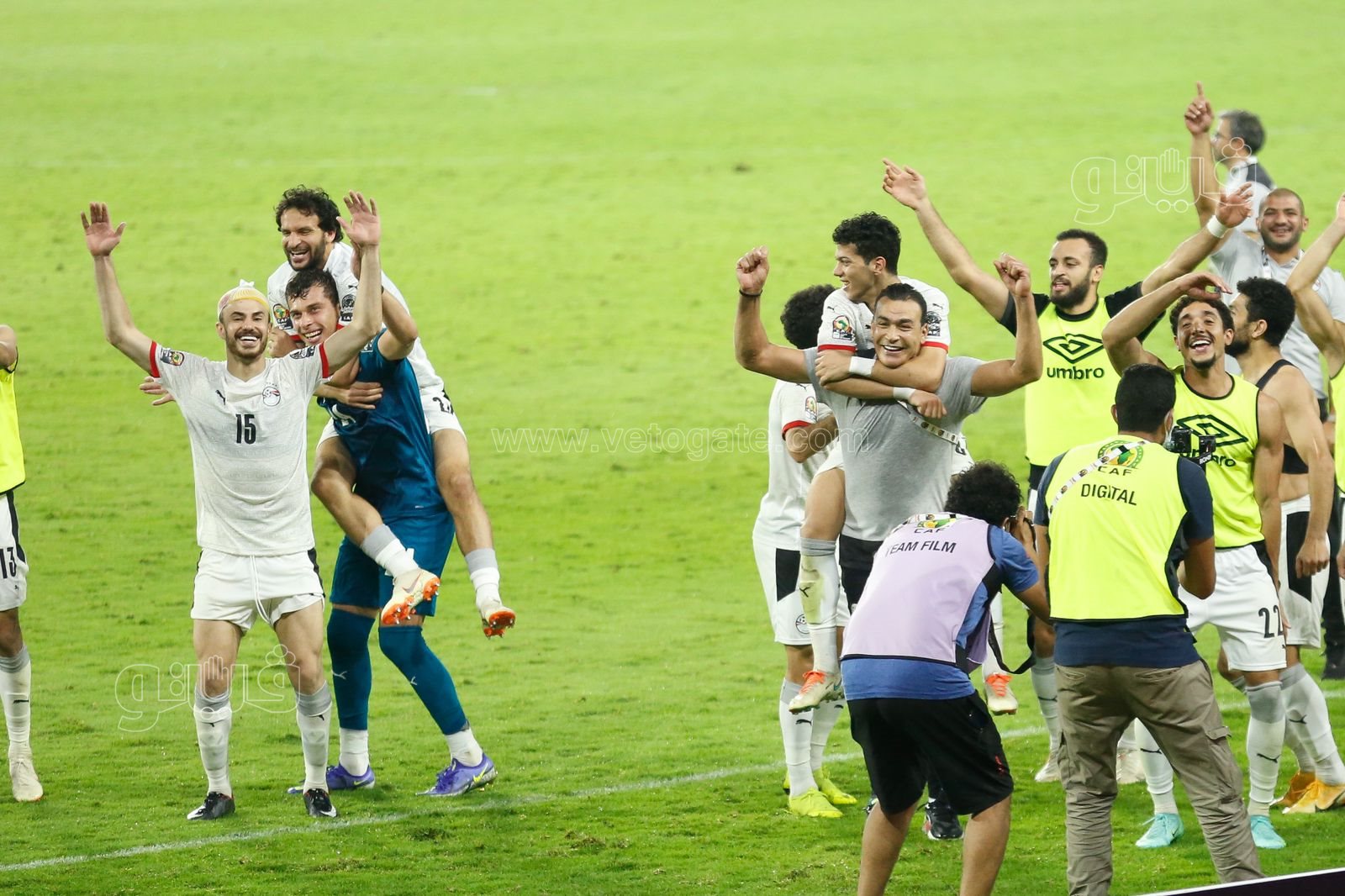 احتفال محمد صلاح ولاعبي منتخب مصر بالتأهل لنهائي أفريقيا (11)