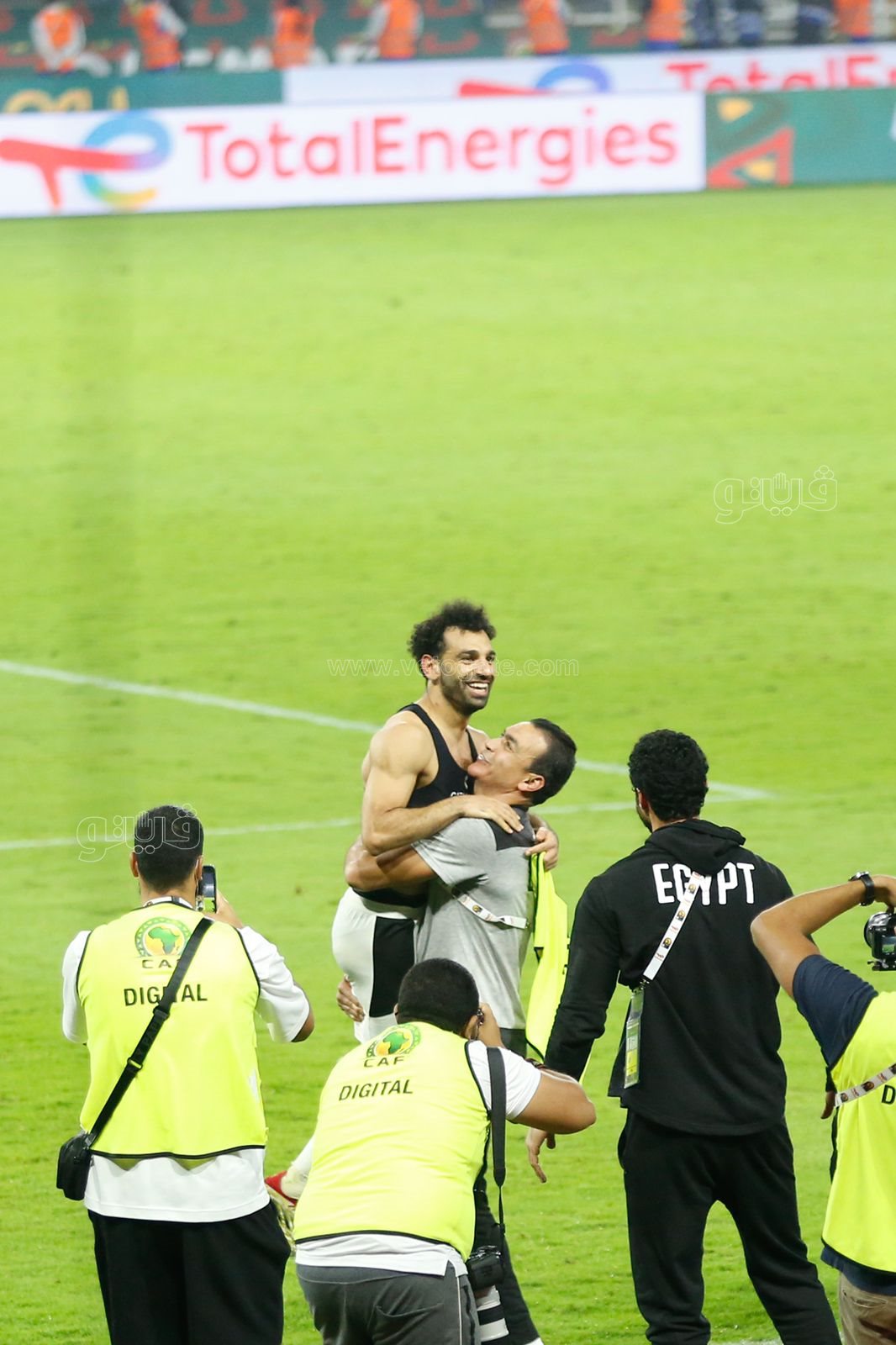 احتفال محمد صلاح ولاعبي منتخب مصر بالتأهل لنهائي أفريقيا (5)