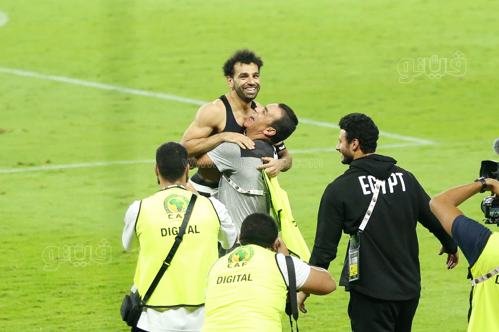 احتفال محمد صلاح ولاعبي منتخب مصر بالتأهل لنهائي أفريقيا (9)