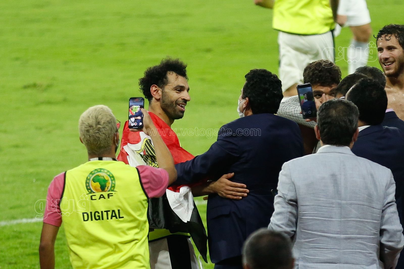  احتفال محمد صلاح ولاعبي منتخب مصر بالتأهل لنهائي أفريقيا (12)