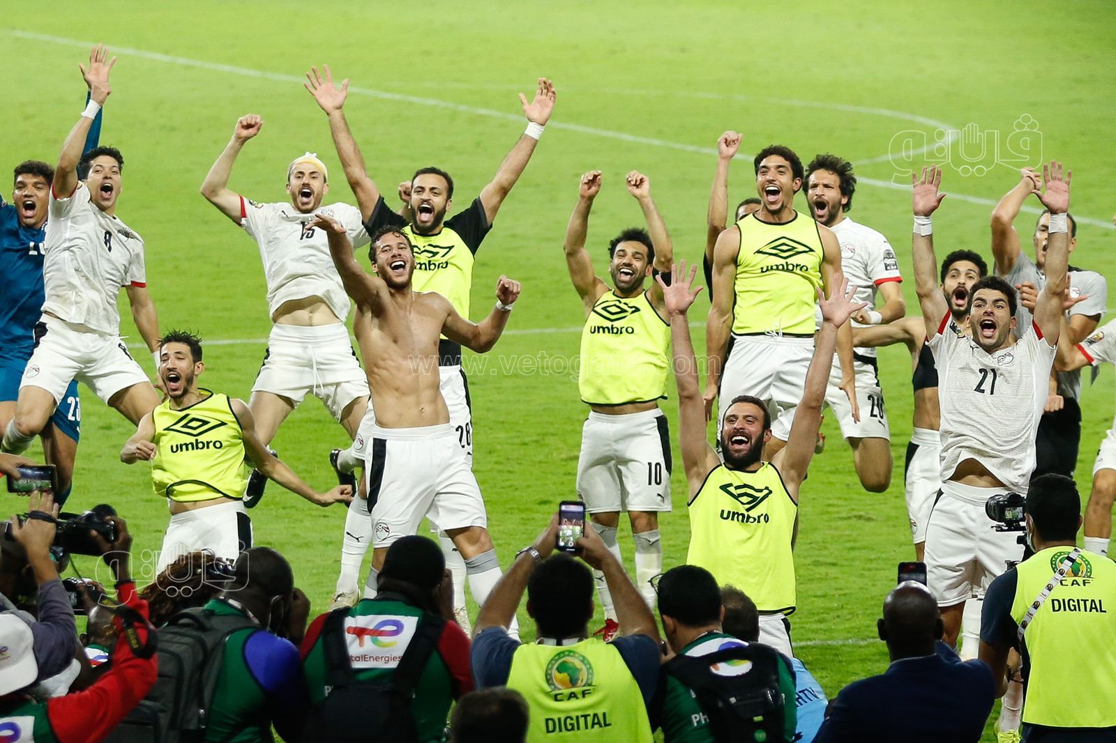  احتفال محمد صلاح ولاعبي منتخب مصر بالتأهل لنهائي أفريقيا (14)