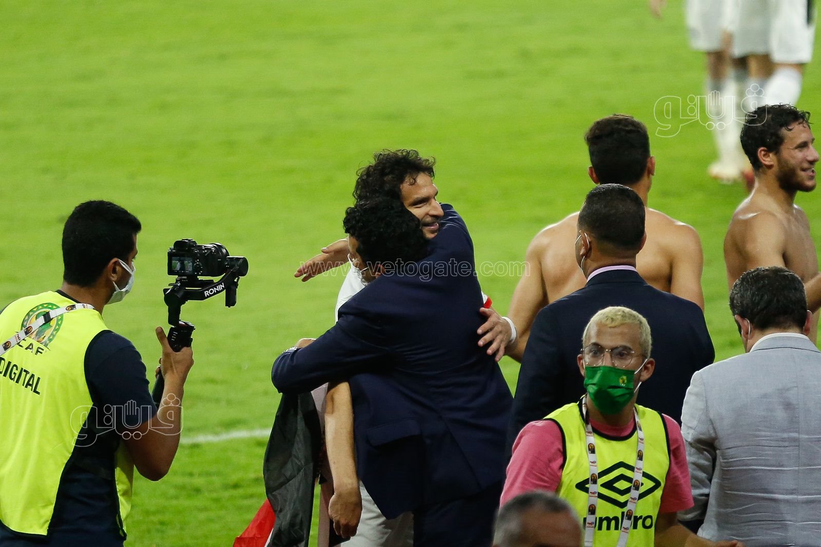  احتفال محمد صلاح ولاعبي منتخب مصر بالتأهل لنهائي أفريقيا (17)
