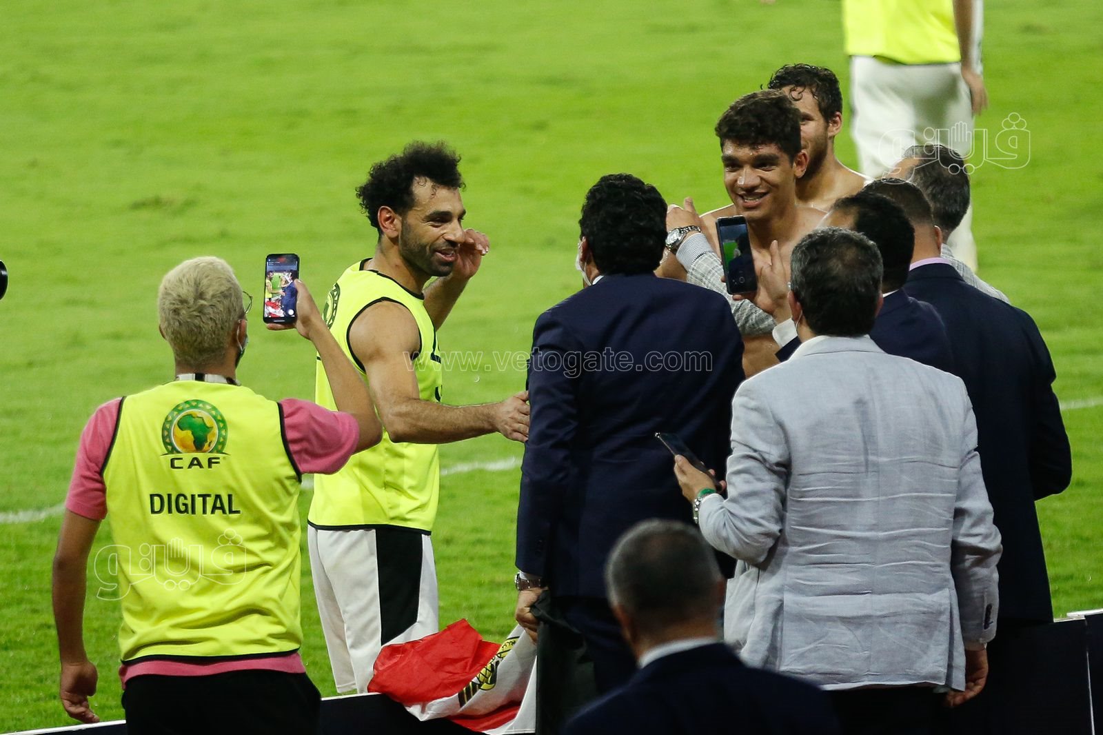  احتفال محمد صلاح ولاعبي منتخب مصر بالتأهل لنهائي أفريقيا (18)