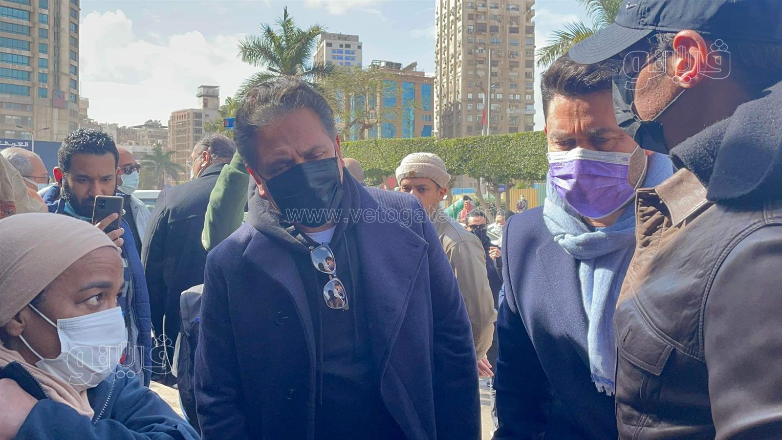 محمد رياض يواسي زوجة جلال الشرقاوي بعد انهيارها في جنازته (1)