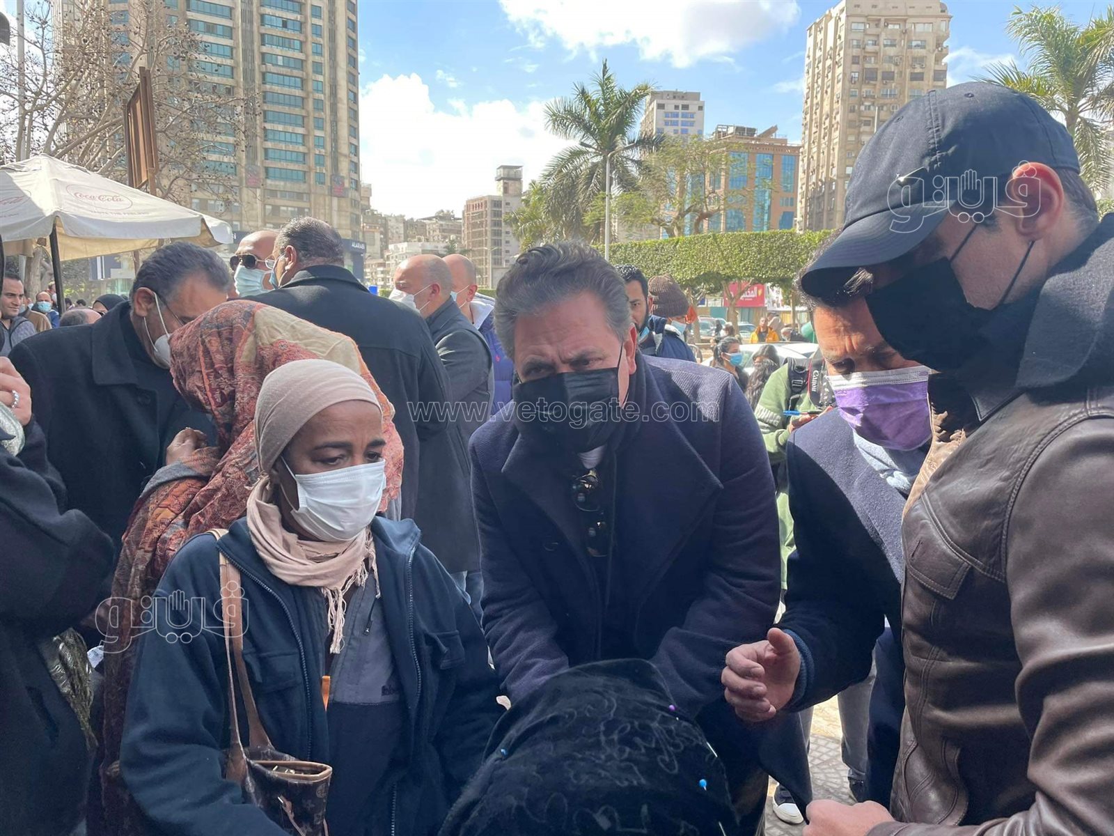 محمد رياض يواسي زوجة جلال الشرقاوي بعد انهيارها في جنازته (2)