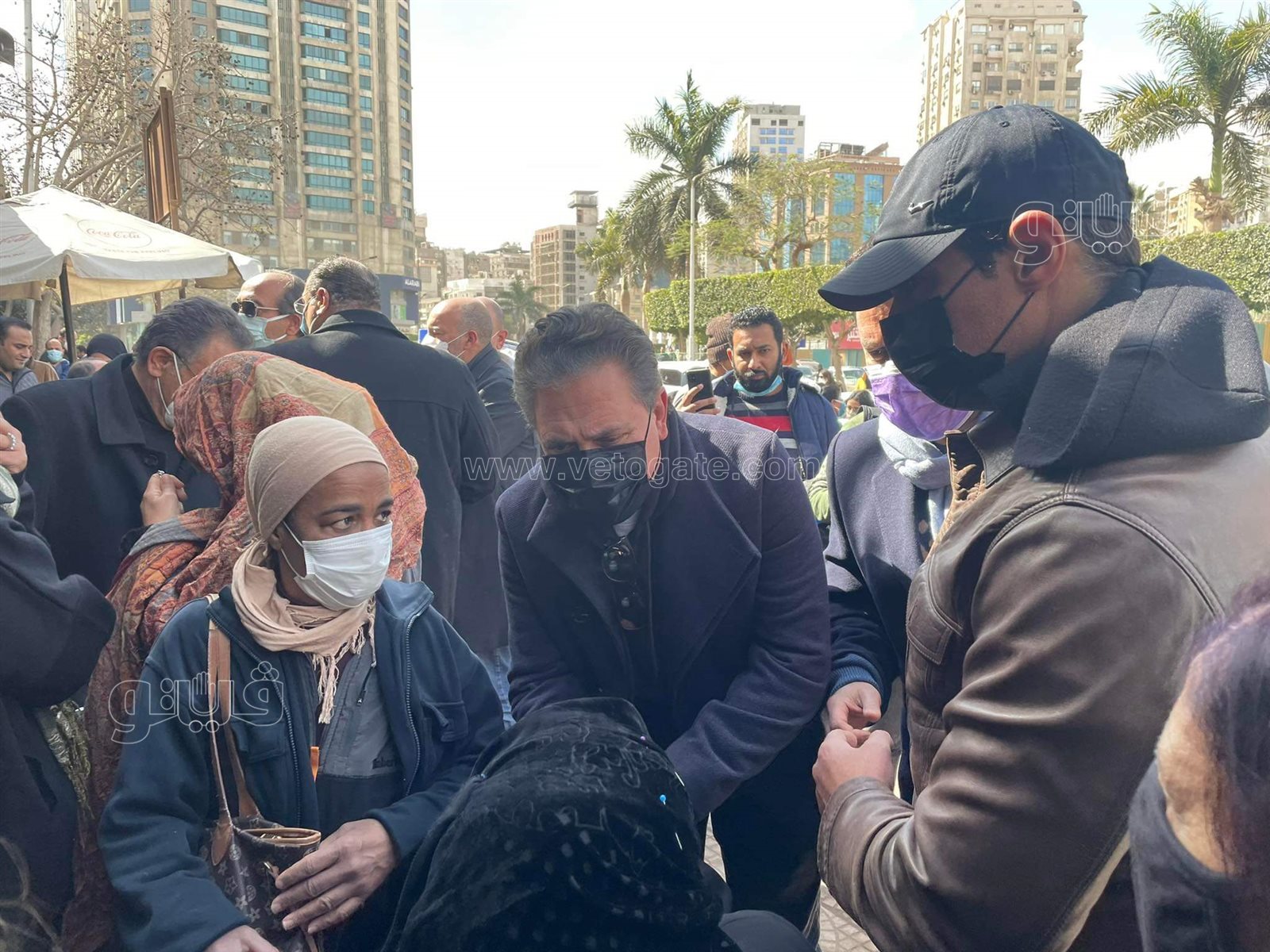 محمد رياض يواسي زوجة جلال الشرقاوي بعد انهيارها في جنازته (3)