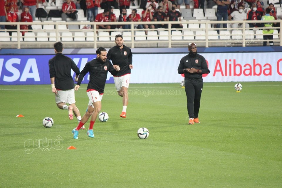  إحماء للاعبي الأهلي على ملعب آل نهيان استعدادا للقاء مونتيري (8)