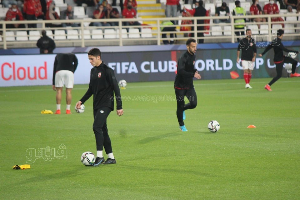  إحماء للاعبي الأهلي على ملعب آل نهيان استعدادا للقاء مونتيري (9)