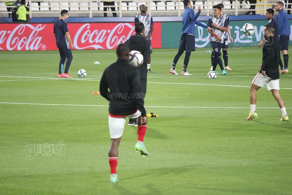  إحماء للاعبي الأهلي على ملعب آل نهيان استعدادا للقاء مونتيري (1)
