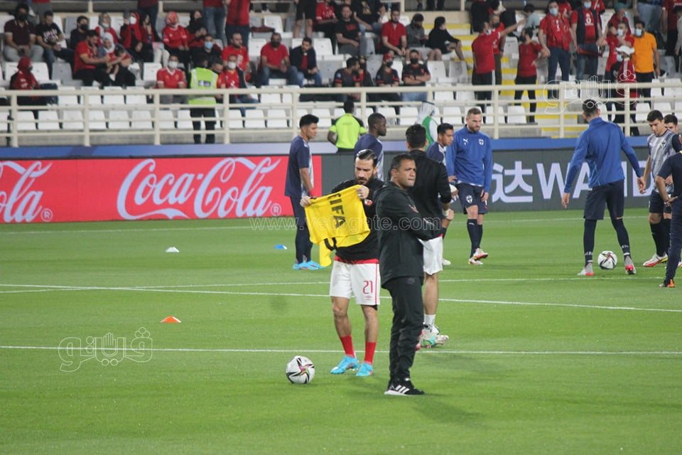  إحماء للاعبي الأهلي على ملعب آل نهيان استعدادا للقاء مونتيري (2)