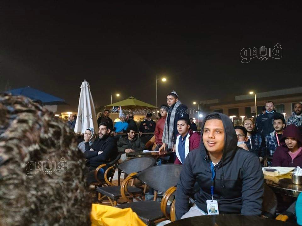 إقبال كبير من رواد معرض الكتاب على مشاهدة مباراة مصر والسنغال (1)