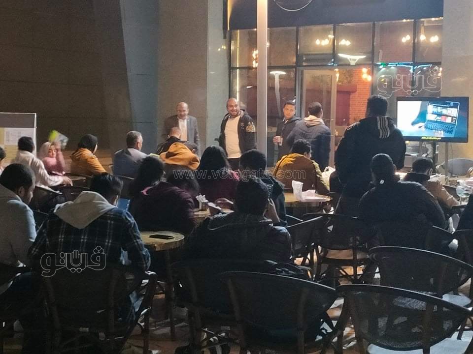 إقبال كبير من رواد معرض الكتاب على مشاهدة مباراة مصر والسنغال (3)