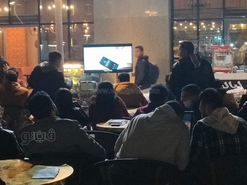 إقبال كبير من رواد معرض الكتاب على مشاهدة مباراة مصر والسنغال (5)