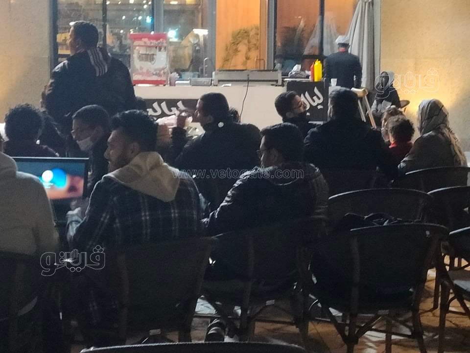 إقبال كبير من رواد معرض الكتاب على مشاهدة مباراة مصر والسنغال (9)