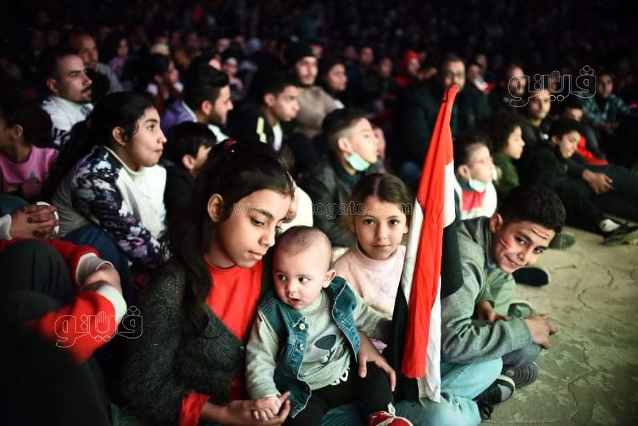 الأطفال يتصدرون المشهد في تشجيع المنتخب بمركز شباب الجزيرة (5)