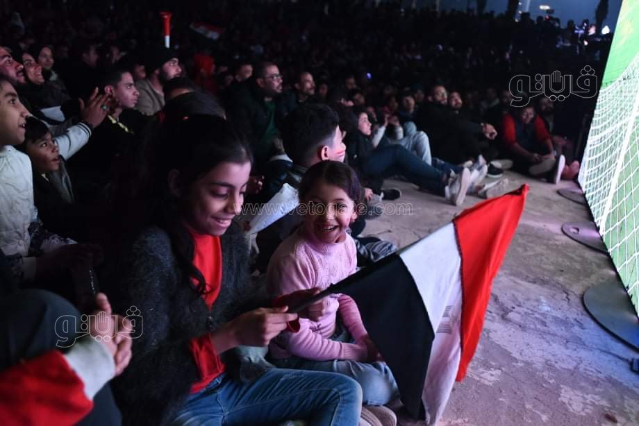 الأطفال يتصدرون المشهد في تشجيع المنتخب بمركز شباب الجزيرة (6)