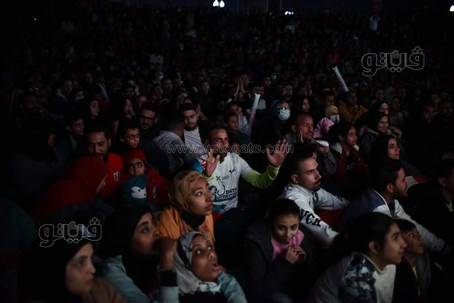 الأطفال يتصدرون المشهد في تشجيع المنتخب بمركز شباب الجزيرة (7)