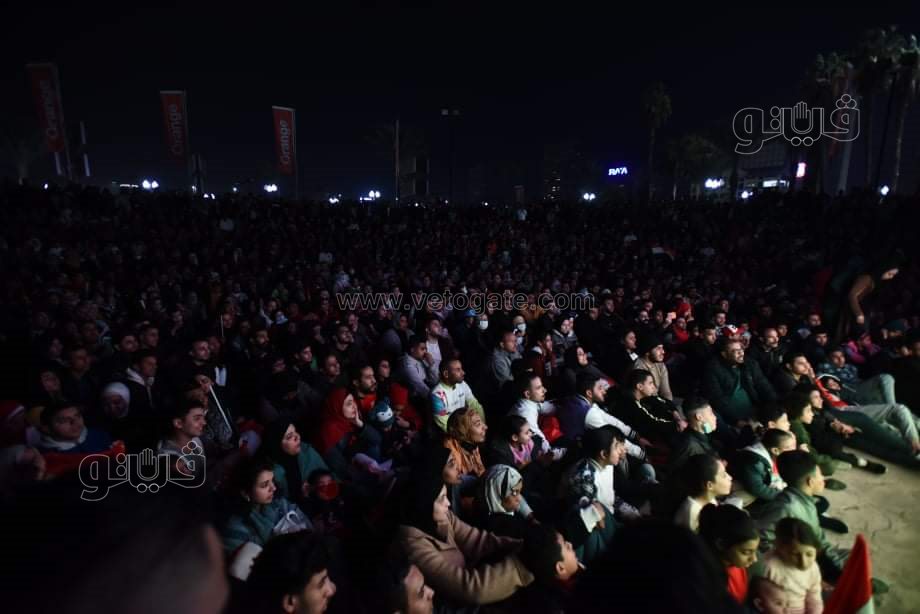 الأطفال يتصدرون المشهد في تشجيع المنتخب بمركز شباب الجزيرة (8)