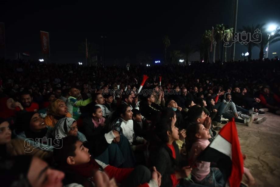 الأطفال يتصدرون المشهد في تشجيع المنتخب بمركز شباب الجزيرة (9)