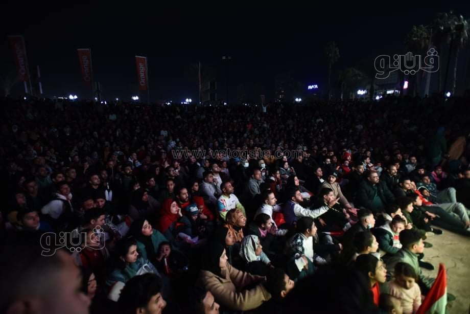 الأطفال يتصدرون المشهد في تشجيع المنتخب بمركز شباب الجزيرة (10)