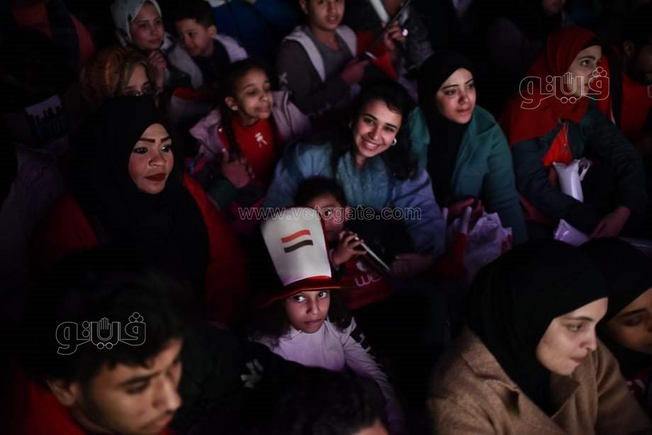 الأطفال يتصدرون المشهد في تشجيع المنتخب بمركز شباب الجزيرة (12)