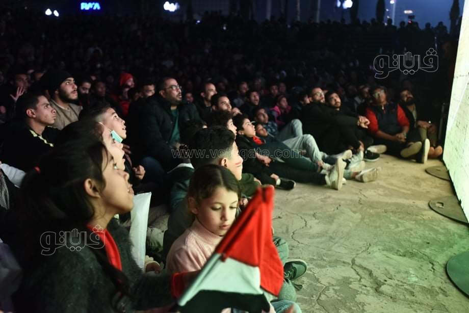 الأطفال يتصدرون المشهد في تشجيع المنتخب بمركز شباب الجزيرة (13)