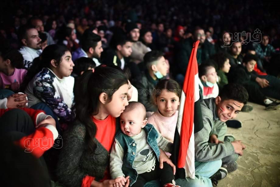 الأطفال يتصدرون المشهد في تشجيع المنتخب بمركز شباب الجزيرة (14)